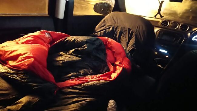 車中泊中は、基本的に車内にシュラフを準備して眠ります。