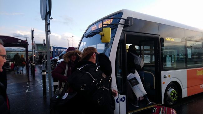 晴天の中、コーチ７番にバスは無事到着しました。