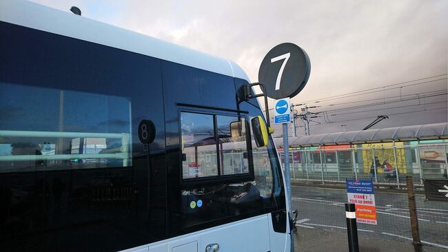 空港周辺にあるレンタカー会社への送迎バスは、7番ゲートから出発します。