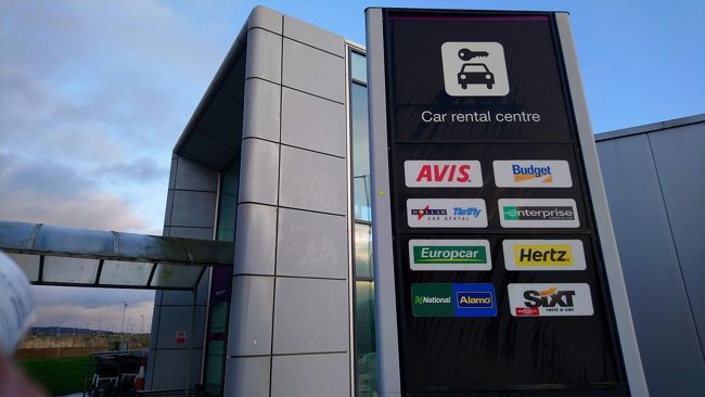 大手のレンタカーメーカーが名を連ねるレンタカーセンター