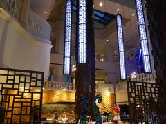 朝が来ました。ついいつもの習慣で早く起きてしまいます。
２階のビュッフェはさすが豪華な造りです。
