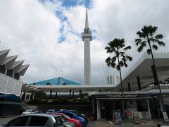 次は国立モスク、ここも無料で見学できます。
73メートルもある高いミナレットで、開いた傘のようなブルーの屋根が印象的です。