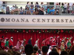 アラモアナセンターの中央舞台では可愛い子供たちがクリスマスソングを歌っていました。