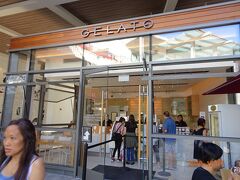 ノードストロームの入口のジェラードやさんへ