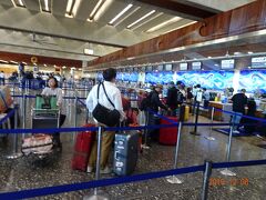 ダニエルKイノウエ空港に着きました。
エアチケットにはゴールドパスというハンコを押してもらいましたが、
入れてもらえずしっかり出国審査に並びました。
