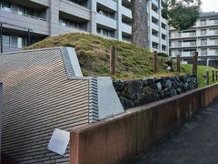 長岡天神駅から長岡天満宮へ向かう途中に土塁らしきものがありました。
戦国時代（１５世紀から１６世紀）に活躍した中小路氏によって築かれた開田城の土塁の一部だそう。
