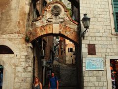 朝食の開始時間が30分遅かったので9時スタートで城壁に向かいます。
料金は8ユーロ。
数年前まで3ユーロ、少し前まで5ユーロ...。値段の上昇が激しいです。
まあ闇ルートでタダで登る方法もありますが...。