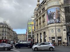 プランタンの奥にサンラザール駅がちらっと見えます。