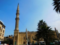 カイロ歴史地区（イスラム地区）のフセイン広場に到着。正面は、アル・フセイン・モスク。モスクの西側には、カイロでも有数の観光名所「ハン・ハリーリ」がある。