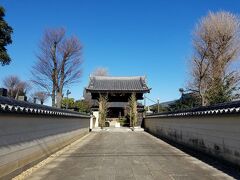 立源寺の参道と山門