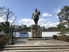 駿府城跡。
駿府城本丸跡に建つ徳川家康の銅像。