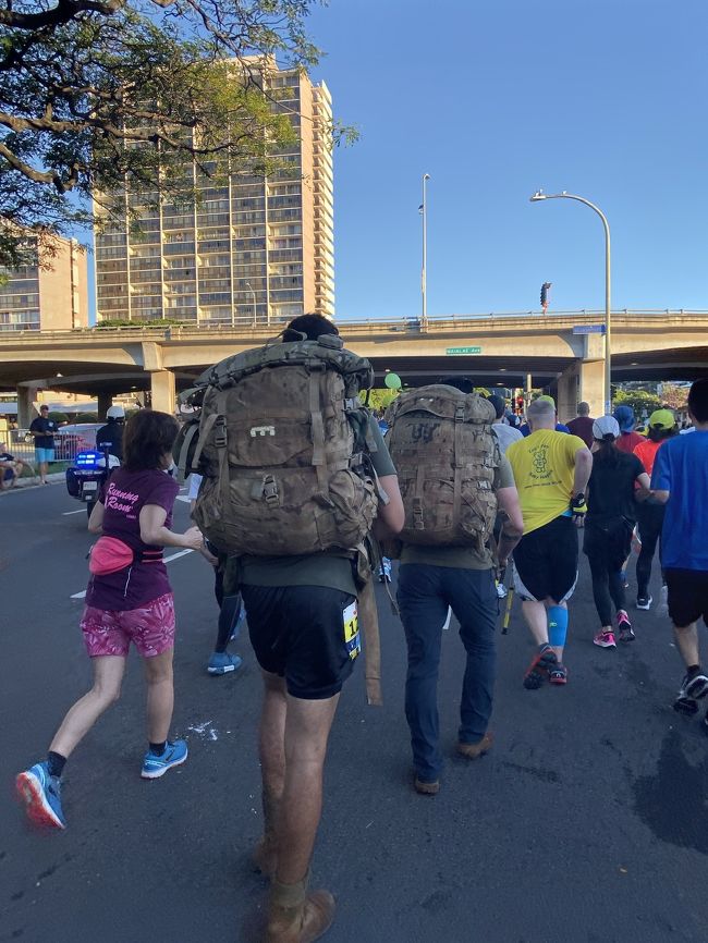 こんな大荷物を背負って負荷をかけ頑張っている。