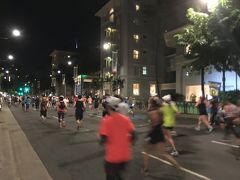 ＜カラカウア通り：９km辺り＞6:05

走りながら撮ったのでブレていますが、通りの先はモアナサーフライダー。

カラカウア通りはホテルが多いので、早朝にもかかわらず、いつも多くの人達が沿道で応援してくれます。
自然に元気が出てきて走りが軽くなります！