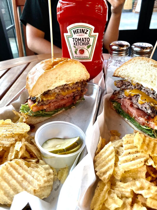 ソルト内、TVで放送されているお肉屋さんのハンバーガー店「ブッチャー&amp;バード」へ。親切なスタッフがシェァできるようにとカットしてくれた。お肉屋さんだけあってジューシー。