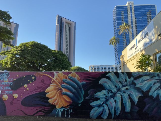 カカアコはたくさんの壁画がある街。ひとつずつ見つけるのが楽しい。