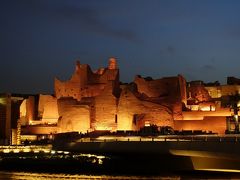 歴史的な街並みの部分は現在修復中で、中に入ることができません。

Wadi Hanifahと呼ばれる谷のこちらがわからライトアップされた砦を眺めます。