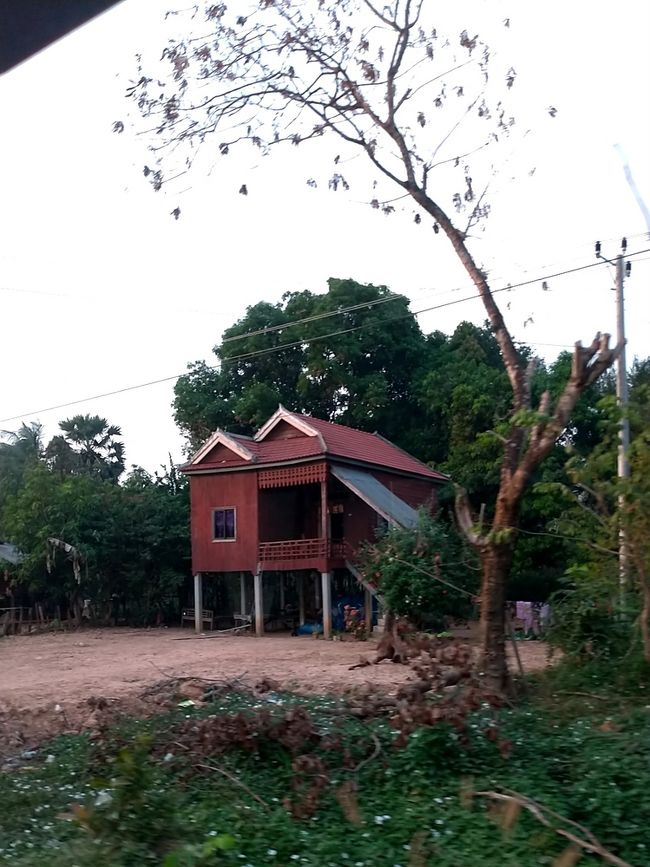 道の途中でもカンボジアの人々の暮らしが分かる家や建物があって、見ていて飽きません。