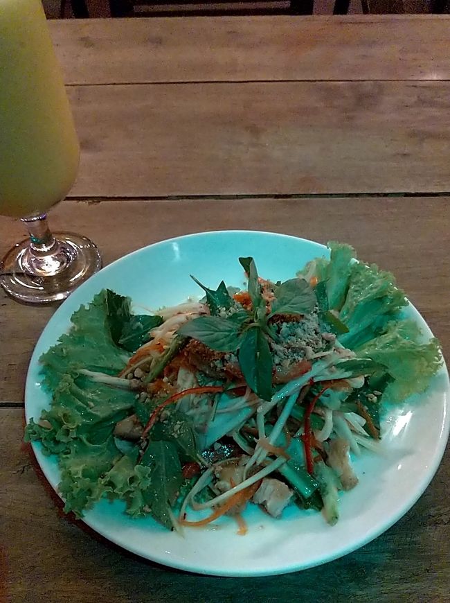 夜ご飯はホテル近くの人気レストランで。<br /><br />オーダーしたのはマンゴと燻製した魚のサラダ。<br />たっぷり野菜が取れるのがうれしい