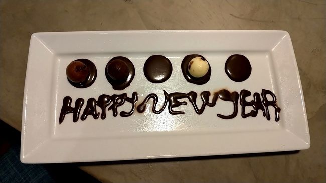 ホテルに戻ってまったりしていると、夜22時まえにドアノック。<br />恐る恐る扉を開けると、スタッフの方がチョコレートプレートを持ってきてくれました。<br /><br />ガンガンに冷やされていたチョコレート、ちょっと堅かったけど、こういう気づかいはうれしいな。