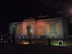 奈良国立博物館、ライトアップされています。演劇？バンド？の衣装を着たグループが写真撮影していました。

連れとはお互い違う感覚を持つことに腹を立てたりしません。30年一緒にいても、意見が違うのはあたりまえ。
それに不満がたまるので、無理をして相手の意見合わせることもしません。
だからサクッと別行動です。