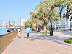 シャルジャクリークのほとりにはプロムナードが作られている。名前はSharjah Corniche Promenade。潮風に当たりながら散策するのも気持ちが良い。ただし、６月から１１月は気温が高いため、歩くならそれ以外の時期がおすすめ。ベンチも所々に設けられているので、休息場所としても良い。