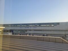 朝。
部屋から見える大阪空港駅です。

起きたらすぐに空港へ向かわなければ・・・いや、ここが空港やん！という優越感。
なにせ空港周辺のホテルは主にこの駅の向こう側にあり、目の前ながら大回りをしないとたどり着けない魔境なので、便利～（しみじみ）

フロントを出たらチェックインカウンター！とはいかないのですが、ANAはどっちかな？と焦りつつ、迫る荷物検査時間を気にしつつ、慌ててチェックイン。
