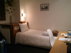 今旅の宿、「ホテルパシフィック金沢」、607号室です。想像していたより広い部屋！