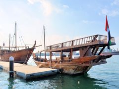 シャルジャクリークに面した場所にあるシャルジャ海洋博物館 Maritime Museum in Sharjah。博物館の展示としてかの時代にペルシャ湾の交易に活躍したダウ船が停泊している。