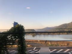 朝、目が覚めると岡山駅に停車していました。
起きだして顔を洗い、朝食を食べようと展望スペースに行くとこんな素敵な車窓が広がっていました。
