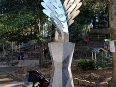 中根公園のオブジェ「寄り添う翼」