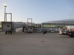 函館空港に到着しました。降機してターミナルまで歩いて向かいます。

