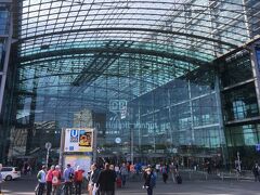 ベルリン中央駅
Berlin Hauptbahnhof

テゲル空港到着後、バスに乗り中央駅に到着。空港からの公共交通機関はバスのみ。首都空港なのになんて不便。