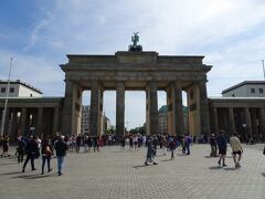 ブランデンブルク門
Brandenburger Tor

1990年、東西ドイツの再統一の象徴。ドイツの歴史上、ドイツ人は、「reunification」(再統一）と「再」をつけて区別する。
ドイツ統一とは現代のドイツという主権国家の枠組みそのものの出発点としてより重要視されるドイツ帝国の成立（1871年1月18日）に至る運動を指している。

