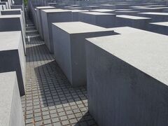 虐殺されたヨーロッパのユダヤ人のための記念碑
Denkmal für die ermordeten Juden Europas

ブランデンブルク門から南下するとユダヤ人のためのホロコースト記念碑がある。

2005年5月12日、ベルリンのブランデンブルク門の南に開設された、ホロコーストで殺されたユダヤ人犠牲者のための記念碑。1万9073㎡の敷地にグリッド状に並ぶコンクリート製の石碑2,711基が一般公開された。厚み0.95m・横幅2.38mのブロックが、多様な高さ（0m～約4.5m）で連なる。設計したのはアメリカ・ニューヨーク在住のピーター・アイゼンマン。地下にはホロコーストに関する情報センターがあり、イスラエルの記念館ヤド・ヴァシェムが提供したホロコースト犠牲者の氏名や資料などが展示されている。(Wikiより)