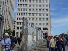 ポツダム広場
Potsdamer Platz

近代的なビルが周りに立ち並ぶ、ポツダム広場には、落書きとチューインガムだらけのベルリンの壁の一部が展示されている。