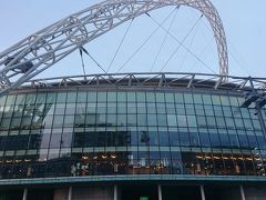 ヨーロッパ(イギリス・ロンドン)で迎える初めての朝

折角なのでホテルの目の前にあるウェンブリースタジアム
へ歩いて行ってみましたー！
