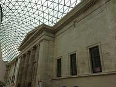 大英博物館
ギリシャ様式の建物になっています
内部はギリシャ様式の中心部の景色が同じなので
お土産屋や飲食店を目印にしたら良いと思います。