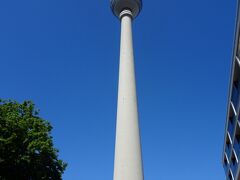 ベルリンテレビ塔
Berliner Fernsehturm

ベルリンの壁公園から、今度はＵバーンに乗り、アレクサンダー広場(Alexanderplatz)へ移動。写真はベルリンテレビ塔。上には登らず。