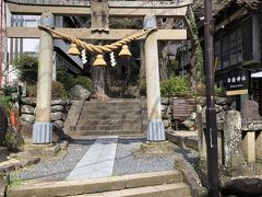 続いて近くの『日枝神社』に赴きます。

ところで最近オンライン英会話を始めたのですが、その題材で『寺と神社の違い』というテーマがありました。
確かに日本人でもその違いを明確にズバッと答えらられない人もいるので、海外の人からしたらなおさら違いが分かりにくいと思います。