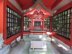 青島神社・・・結びの神様に恋愛成就を願うパワースポット

亜熱帯植物に囲まれた小島、青島の中央に鎮座する神社

神話に登場する山幸彦夫妻を祀ることから、縁結びや安産、航海安全にもご利益があるといわれています