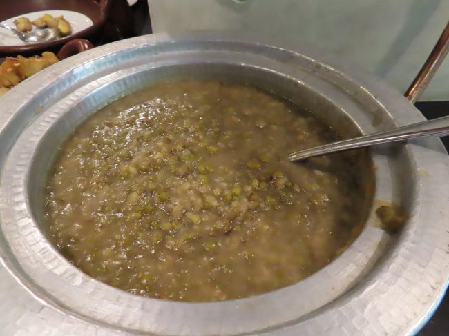 アヤールッタ・ホテルの朝ごはんはビュッフェで<br />ローカルな珍しいものもあり全部は食べきれませんでした。<br /><br />春節メニューもありましたけど<br />私たちはせっかくなのでインドネシア風をいただきます。<br /><br />見てくれは地味だけど胃にやさしい緑豆のおかゆ