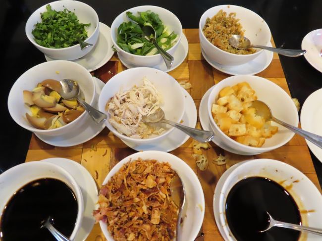 鶏肉入りのおかゆのトッピング<br /><br />