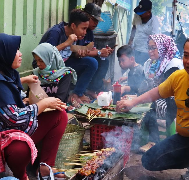 サテ（焼鶏）おいしさう。