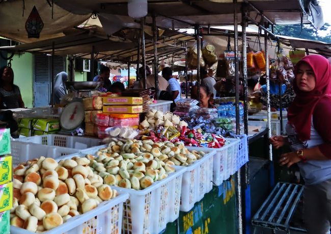 市場の外側に並んでいるのはお菓子屋さん<br /><br />このおまんじゅうはジョクジャカルタ名物だと<br />何かの本に書いてあったのでお味見してみたんですけど<br />と～ってもおいしいなんては思へず<br />東京バナナ食べたときみたいながっかり度。<br />いえ、東京バナナがまずいって言ってるんぢゃありませんよ。<br />でも長い間食べたことがなかったので超おいしいかも、の妄想が<br />最大限にふくらんでいたのよ。