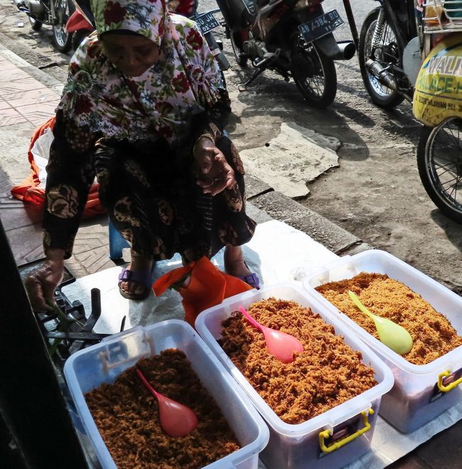 こちらは甘辛い肉のそぼろ。<br />常温で長持ちするので非常食として大量に購入したいのに<br />日本へは持ち込み禁止です。<br />タイでは豚肉のもありますけどインドネシアでは鶏、牛、あとは山羊かしらん？