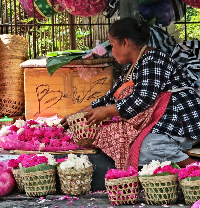 反対側に花売りのおばさんや