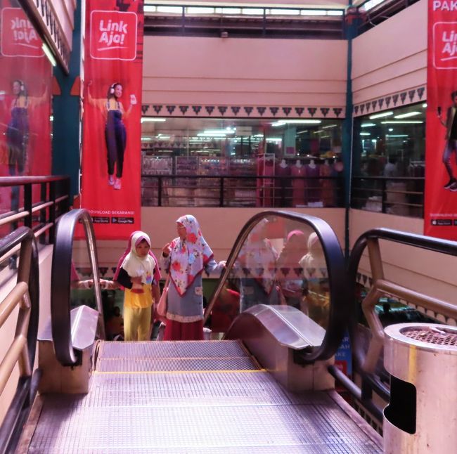 そばにいくと動き出すエスカレータがあり。<br />現地の市場でそんなエスカレータがあるのは初めてなのでびっくり。