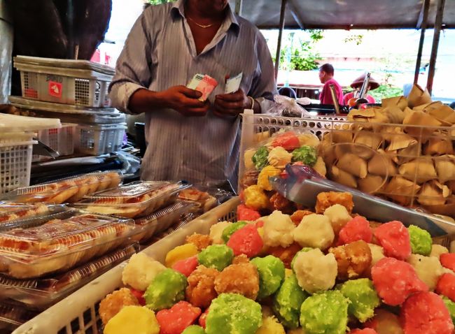 これは削ったココナツをお砂糖や何かで固めたお菓子。<br />こっちの方がよっぽどおいしい。