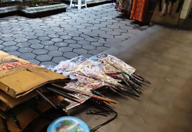 ひっそりと地べたに置かれたワヤン・クリッのお人形。<br />なんだか悲しくなってしまふ。