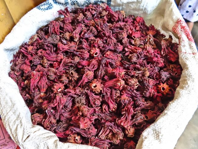 あ、ドライのロゼル（ハイビスカス系の花のガク部分）<br />エジプトの時代から美人になるお茶として飲まれていたとか。<br /><br />唐辛子婆はここでは買いませんでしたけど<br />お土産物屋さんで砂糖づけのロゼルを買いました。<br />生のは酸っぱいのでお砂糖と煮るときれいなおいしいジャムになります。<br />マレーシアやタイでも見かけましたけど砂糖づけのは<br />インドネシアでしかみたことない。